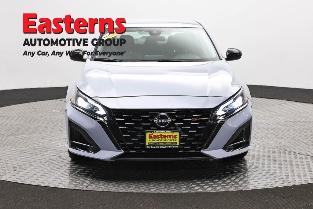 Used 2023 Nissan Altima 2.5 SR FWD image 2