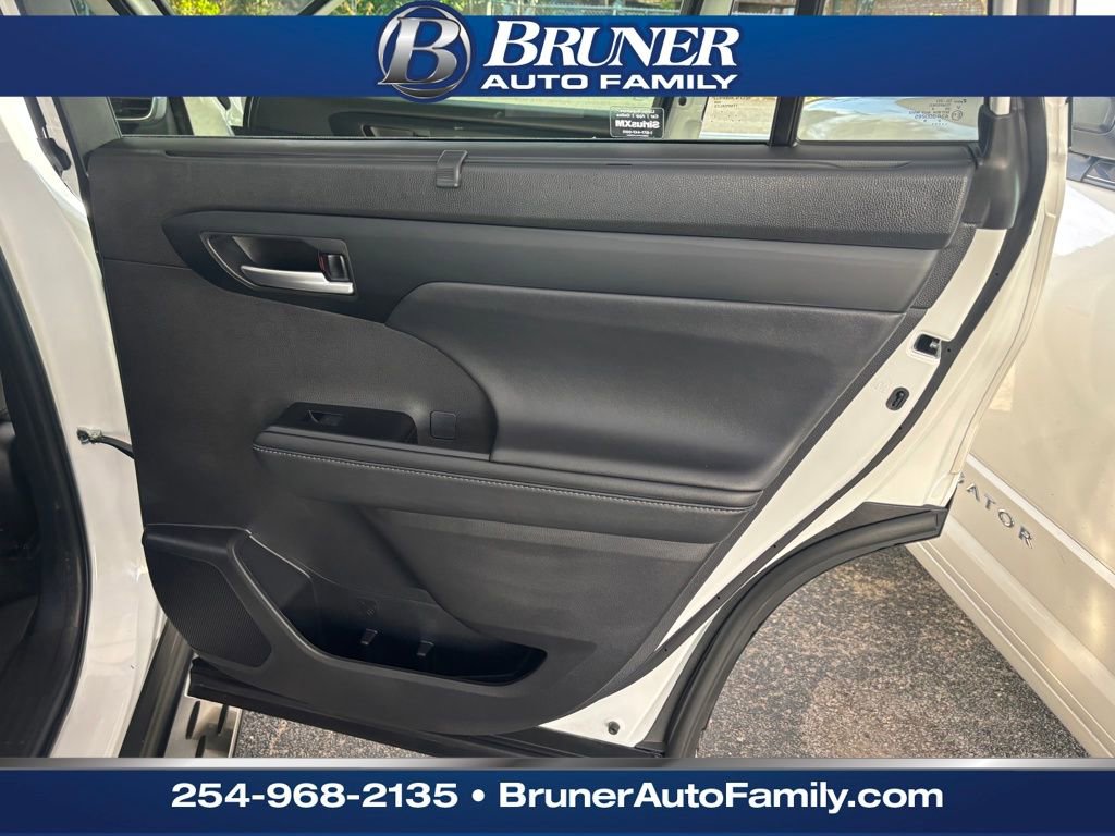 Used 2025 Toyota Highlander XLE image 17