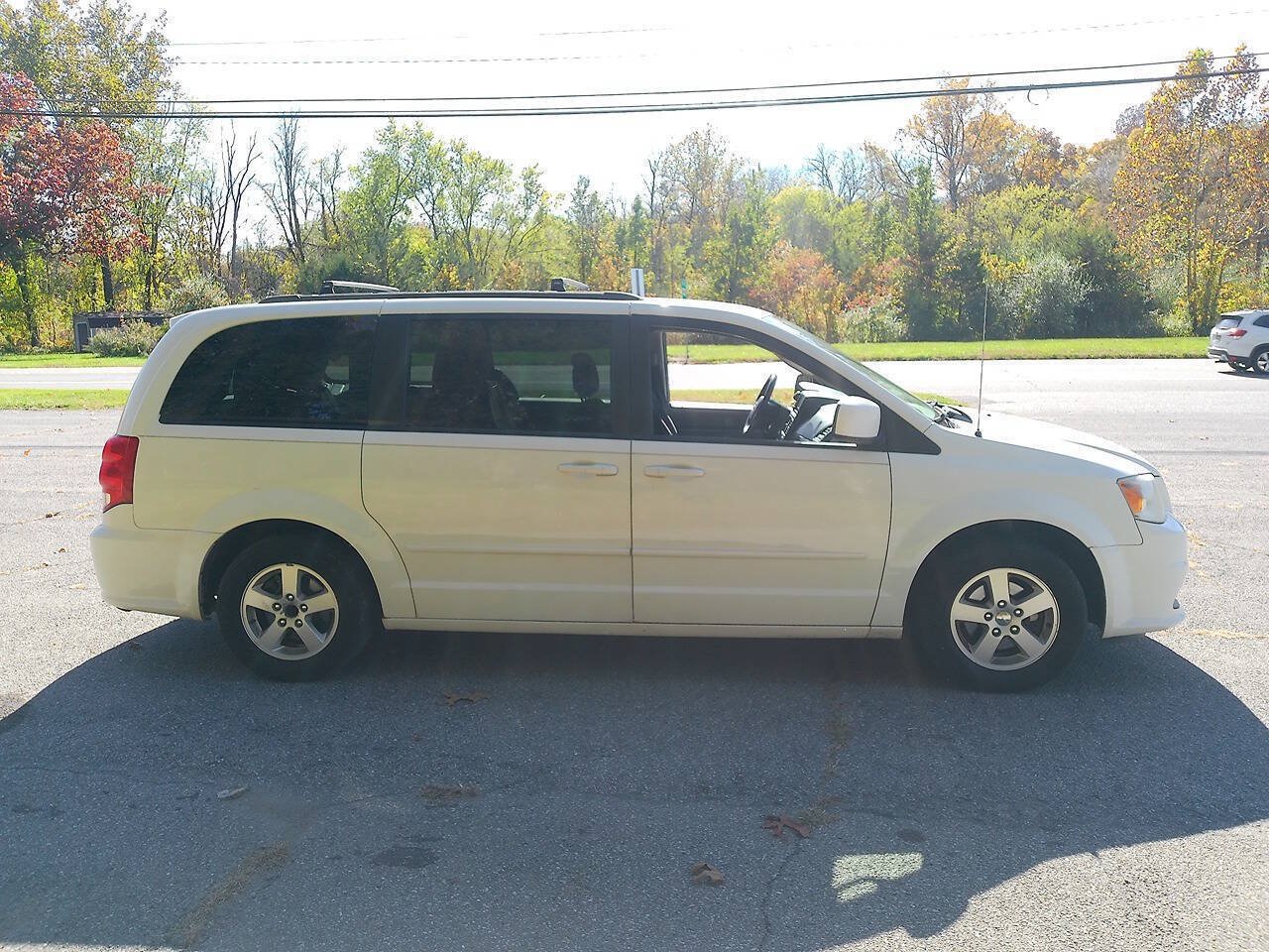 Used 2012 Dodge Grand Caravan SXT w/ Entertainment Group 1 FWD image 6