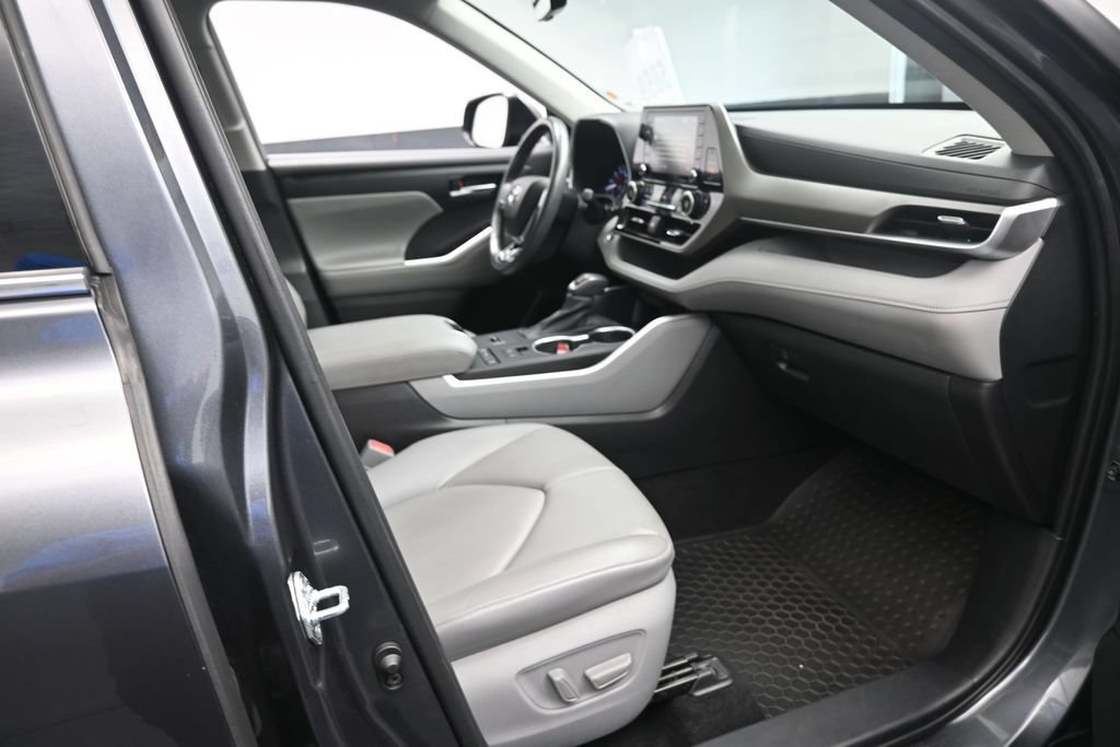 Used 2020 Toyota Highlander XLE FWD image 28