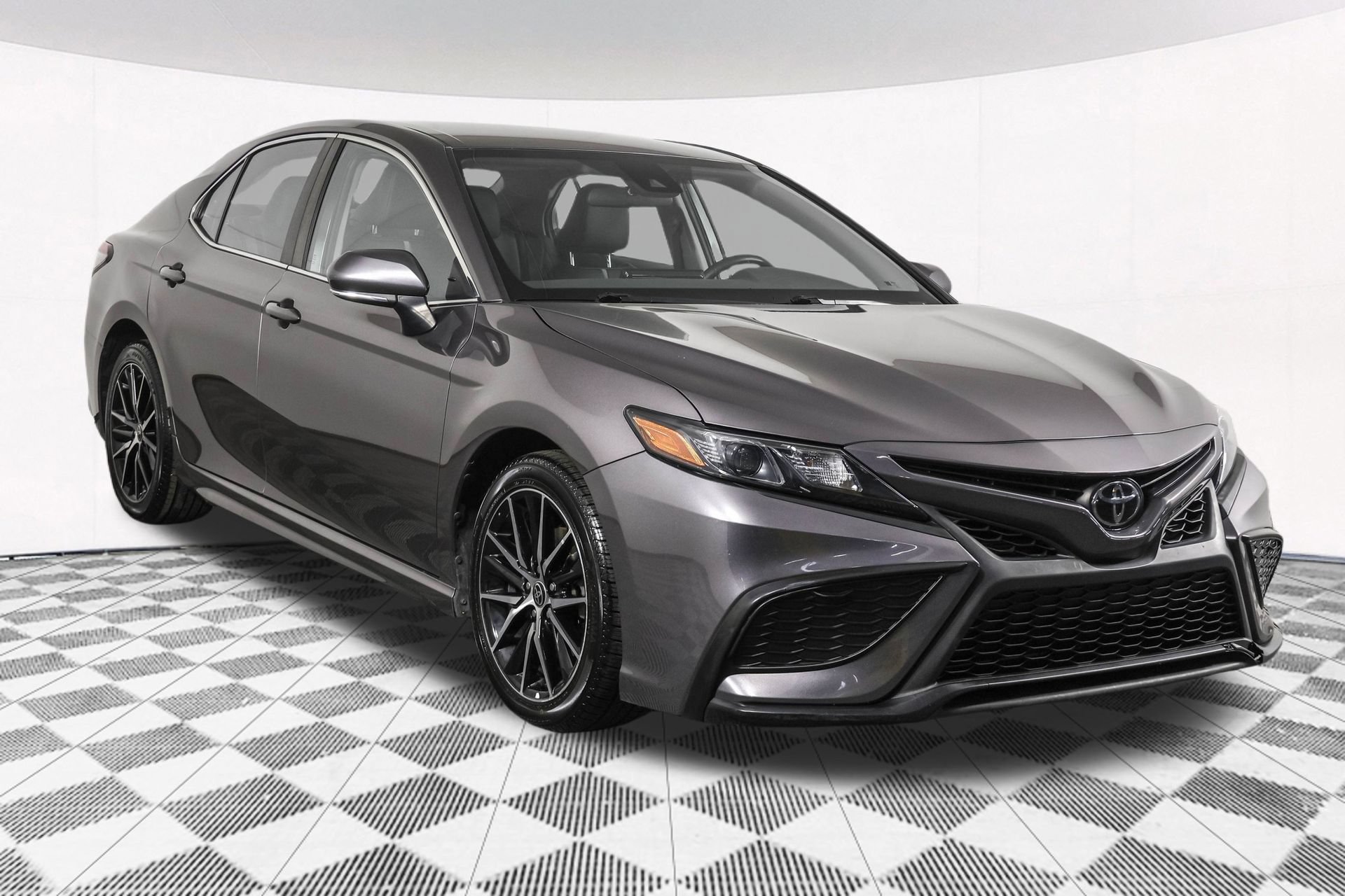 Used 2022 Toyota Camry SE FWD image 11