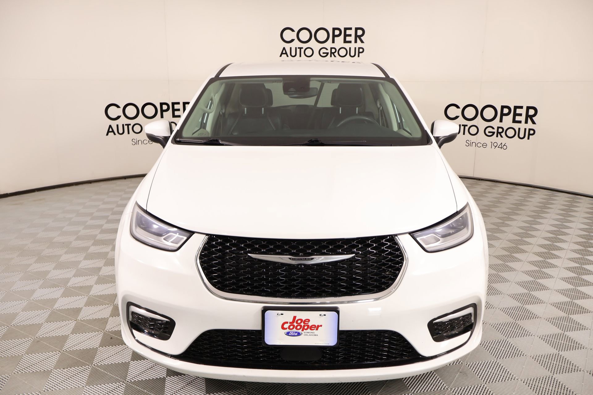 Used 2023 Chrysler Pacifica Touring-L image 8