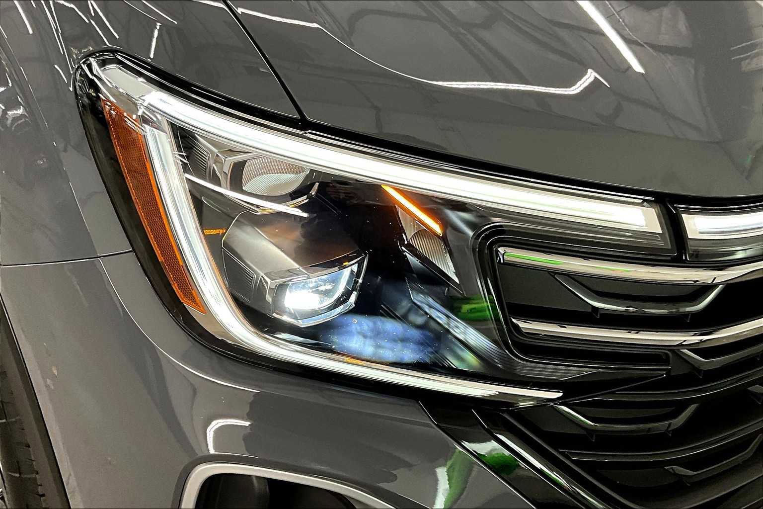 Used 2025 Volkswagen Atlas Peak Edition SE image 32