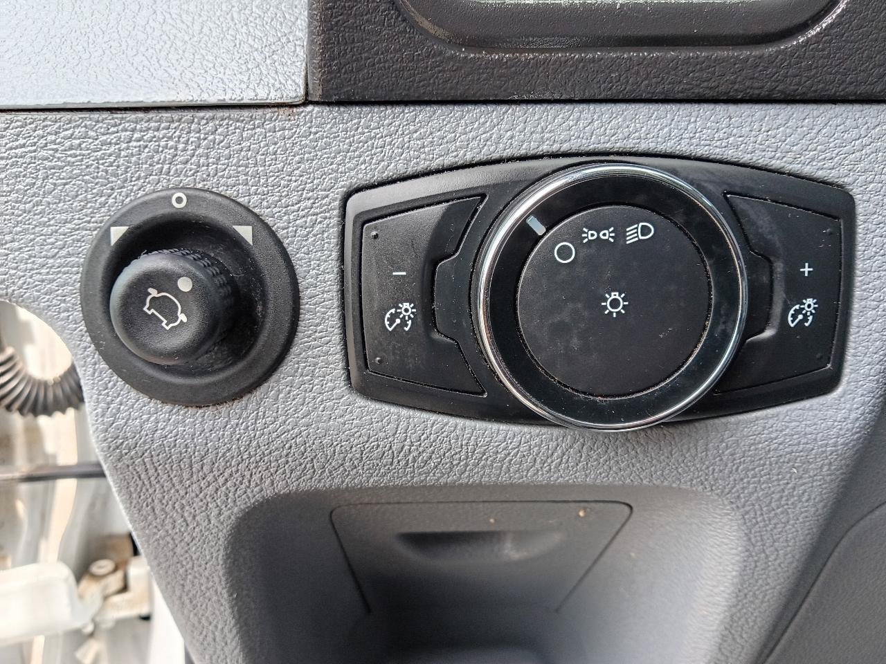 Used 2015 Ford Transit 150 XL RWD image 12