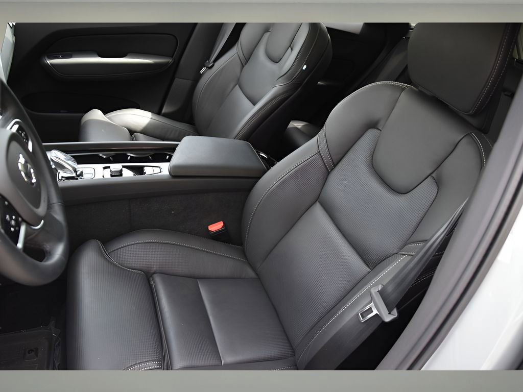 Certified 2025 Volvo XC60 B5 Ultra w/ Protection Package Premier image 11