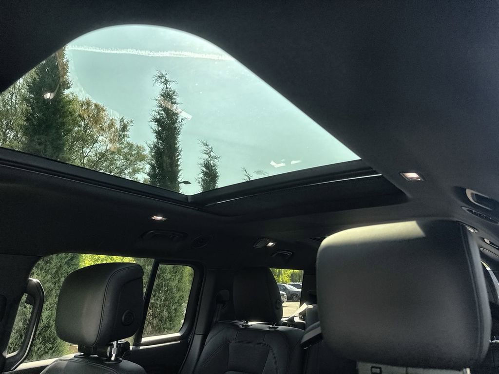 Certified 2025 Land Rover Defender 130 X-Dynamic SE image 19