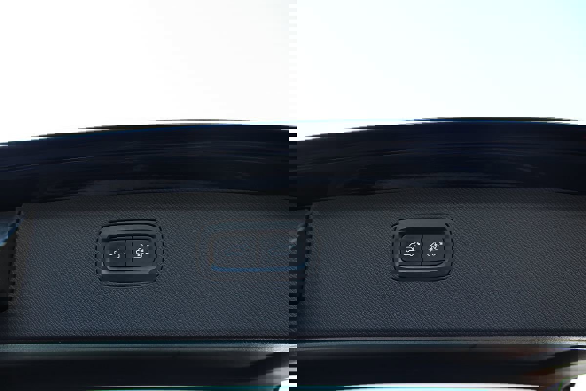 Used 2017 Volvo XC90 T6 Momentum w/ Vision Package image 38