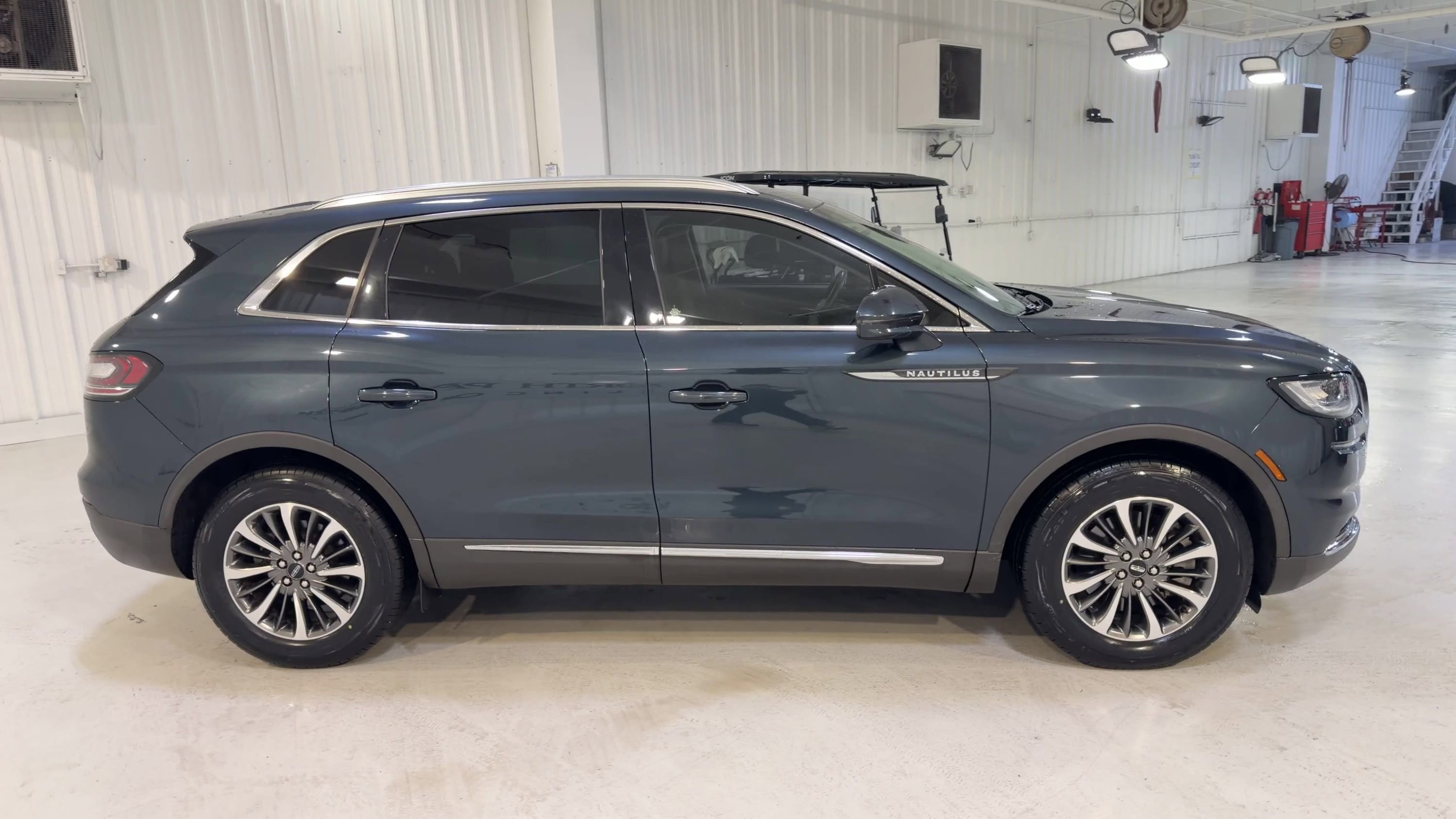 Used 2023 Lincoln Nautilus FWD w/ Premium Package image 2