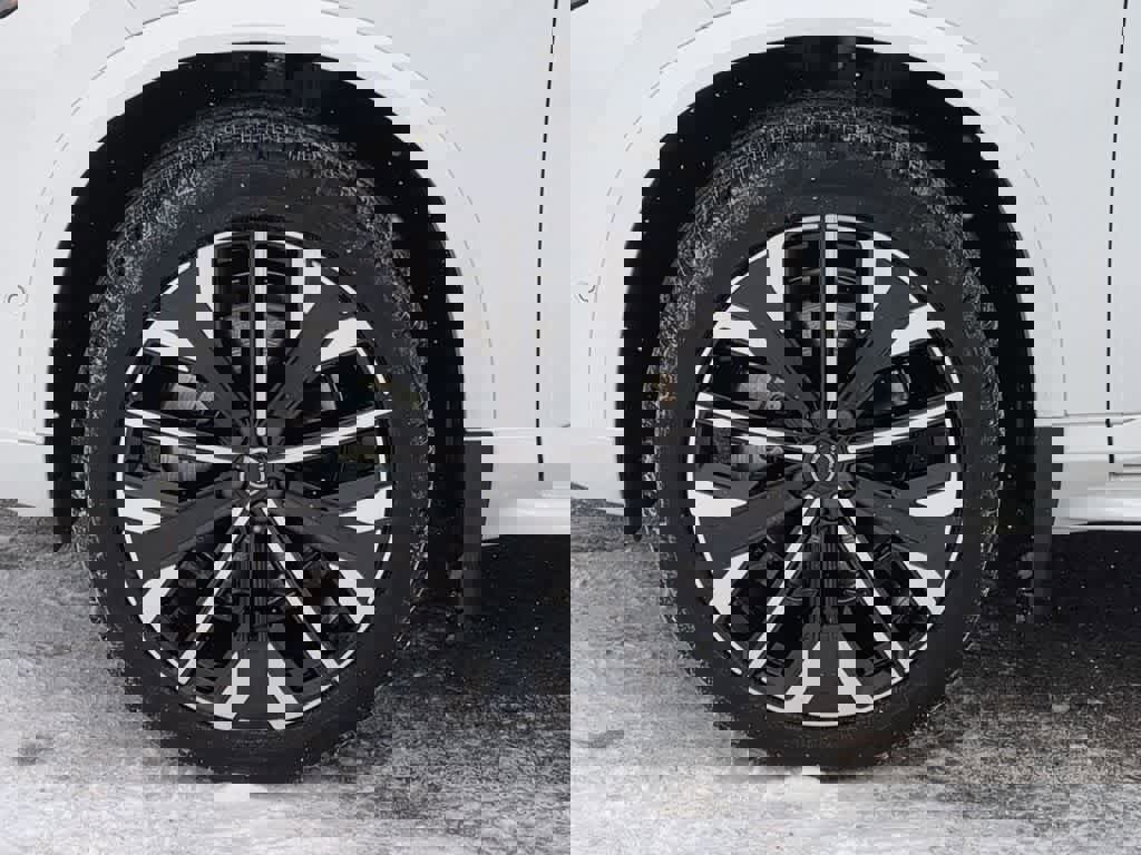 New 2025 Volvo XC90 B5 Plus w/ Protection Package Premier image 13