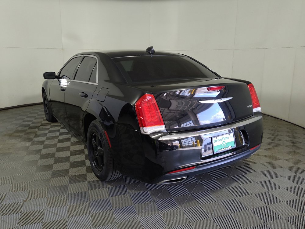 Used 2018 Chrysler 300 Touring RWD image 6