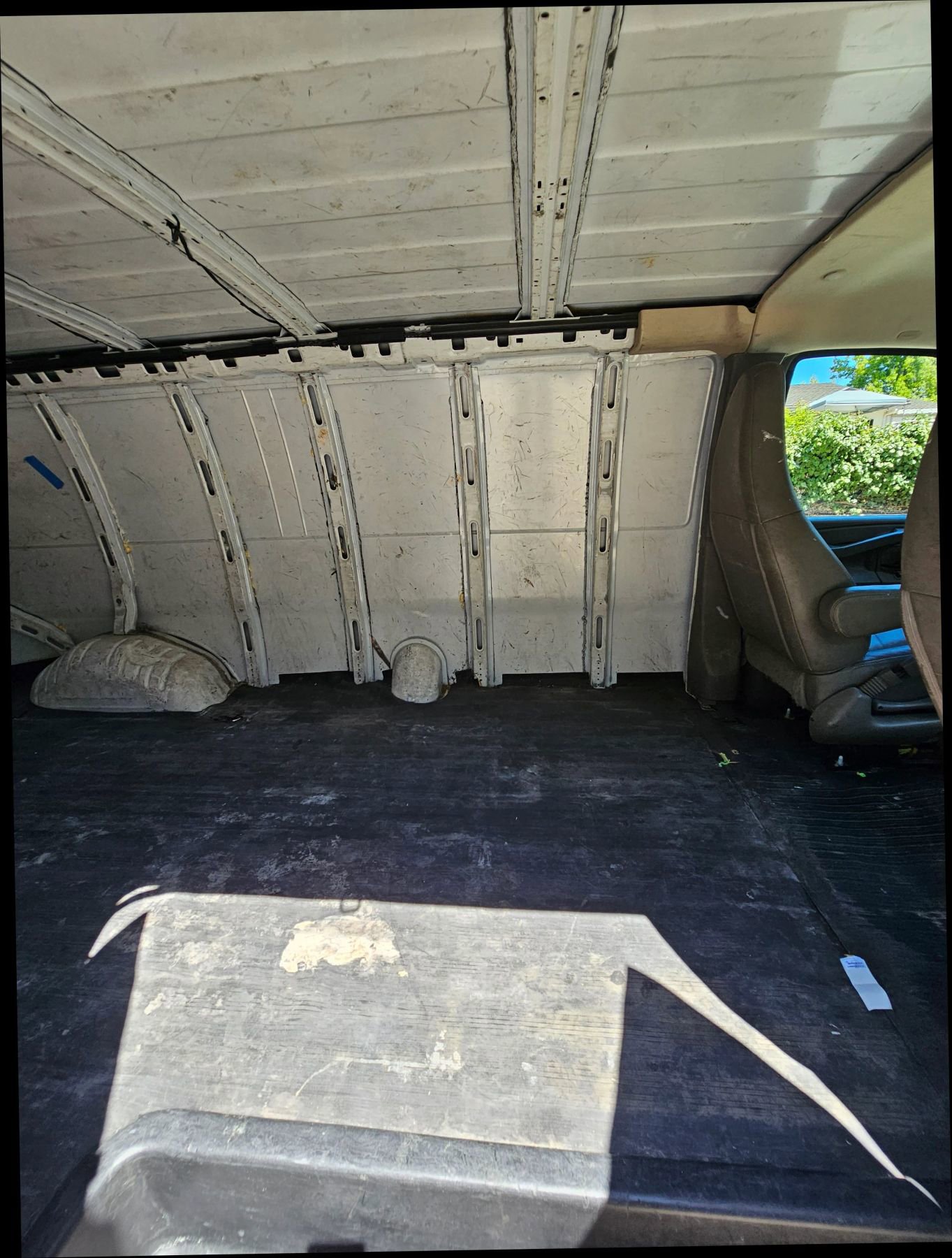 Used 2018 Chevrolet Express 2500 Extended image 23