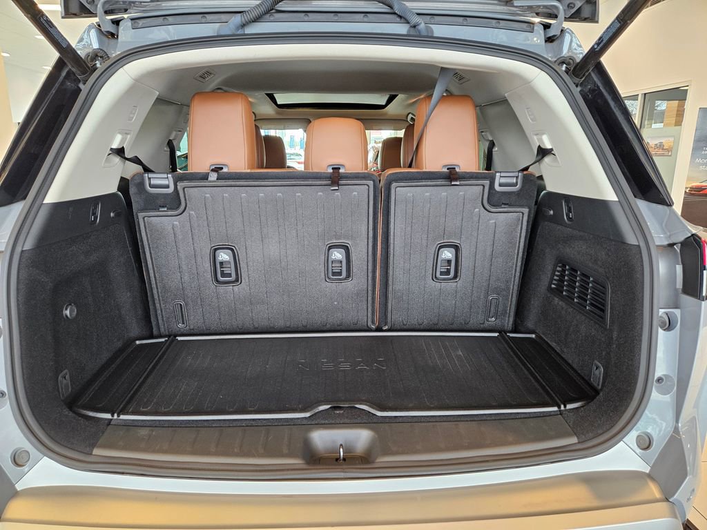 Used 2023 Nissan Pathfinder Platinum w/ Lighting Package (N93) image 32