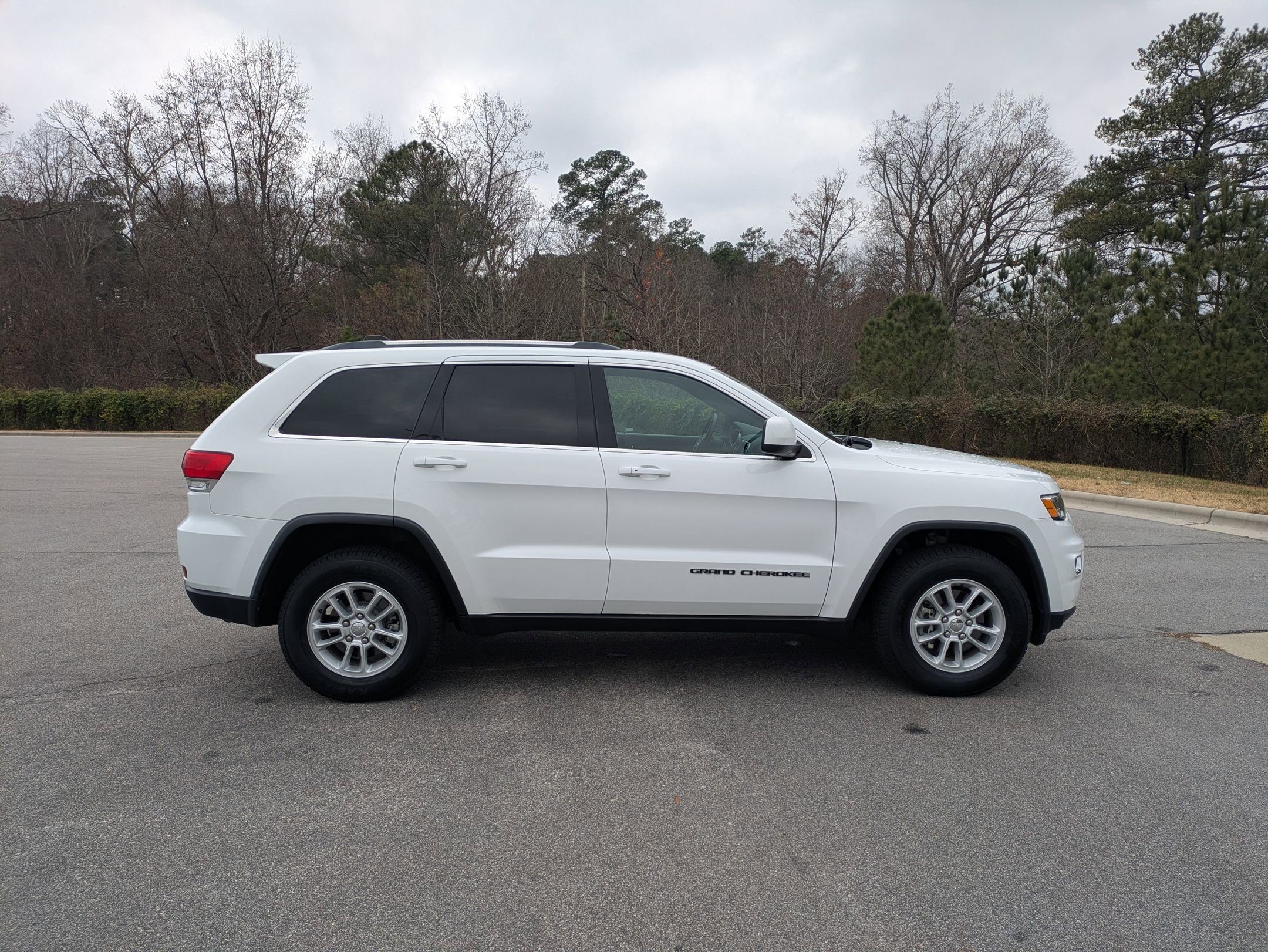 Used 2018 Jeep Grand Cherokee Laredo image 4