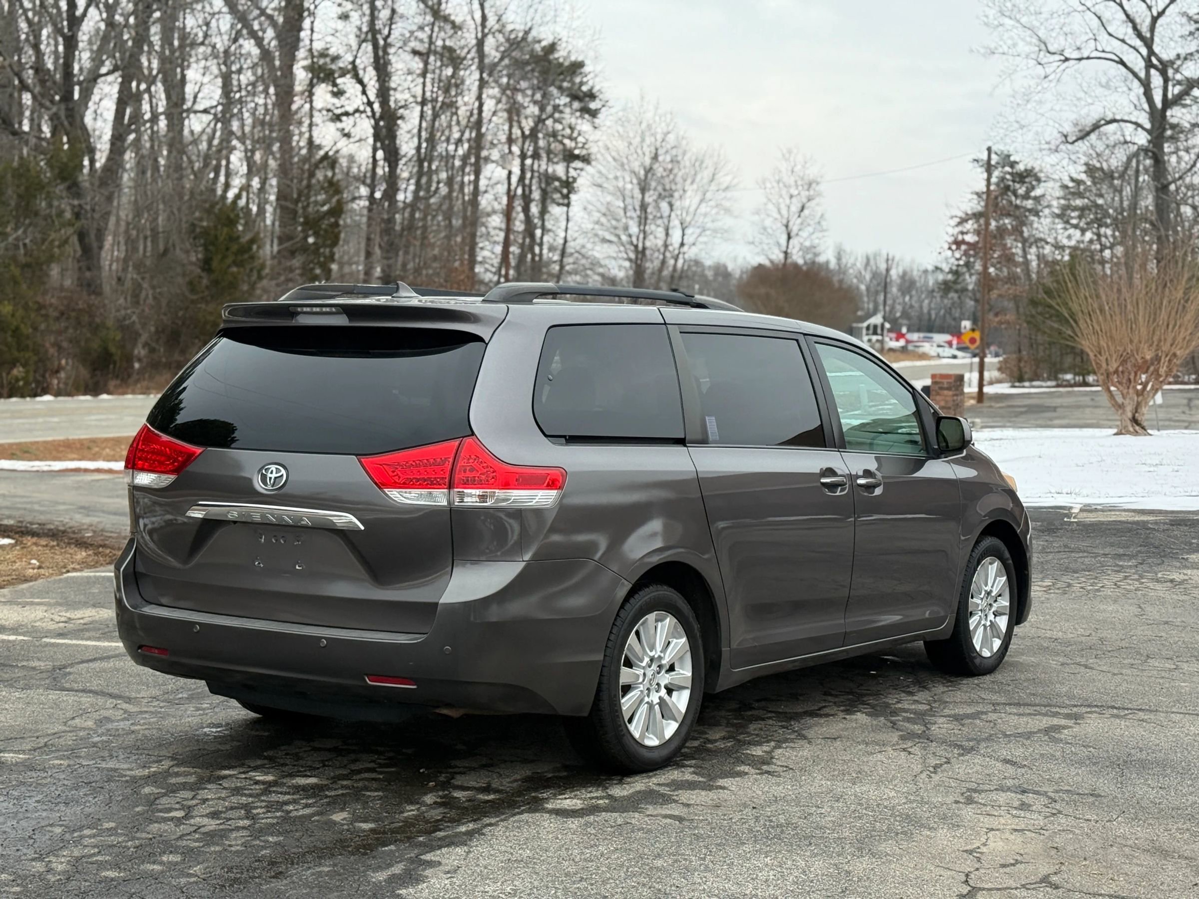 Used 2011 Toyota Sienna Limited w/ Premium Pkg AWD/4WD image 4
