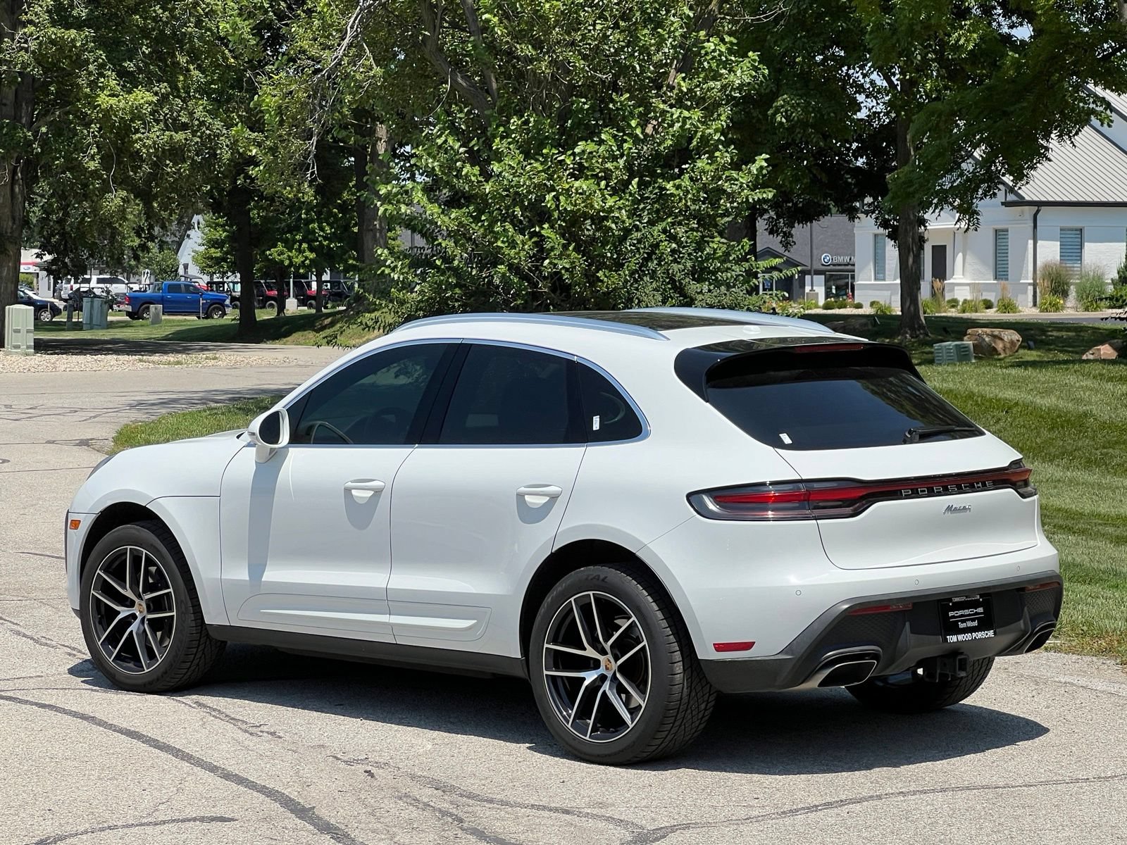Certified 2024 Porsche Macan AWD/4WD image 3