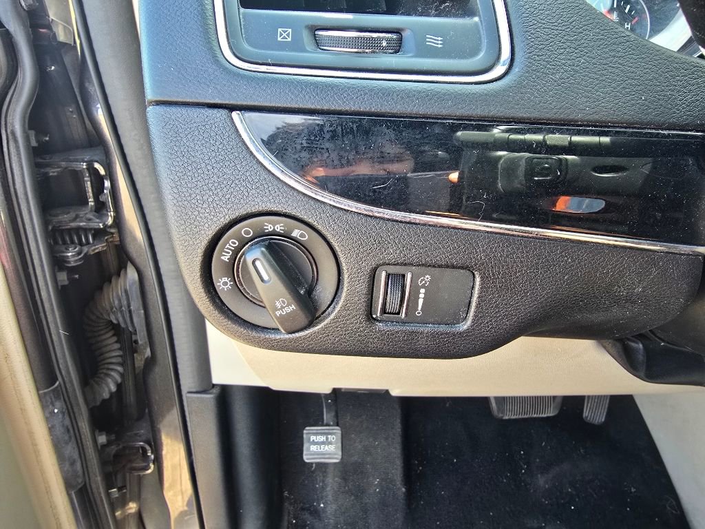 Used 2020 Dodge Grand Caravan SXT image 19