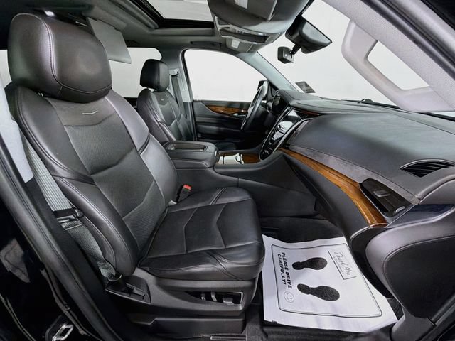 Used 2020 Cadillac Escalade Premium Luxury w/ Escalade Sport Edition AWD/4WD image 34
