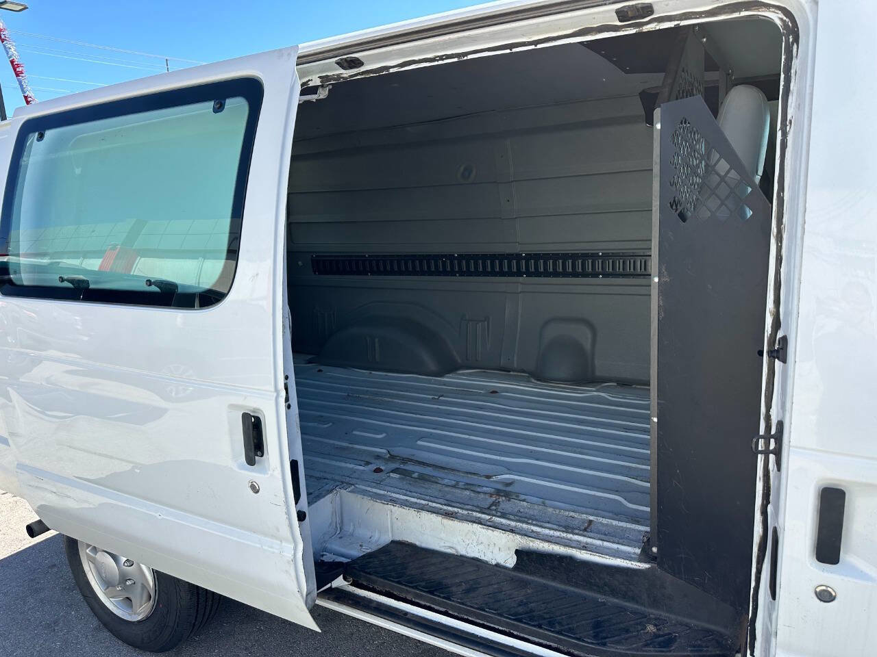 Used 2011 Ford E-150 and Econoline 150 image 9