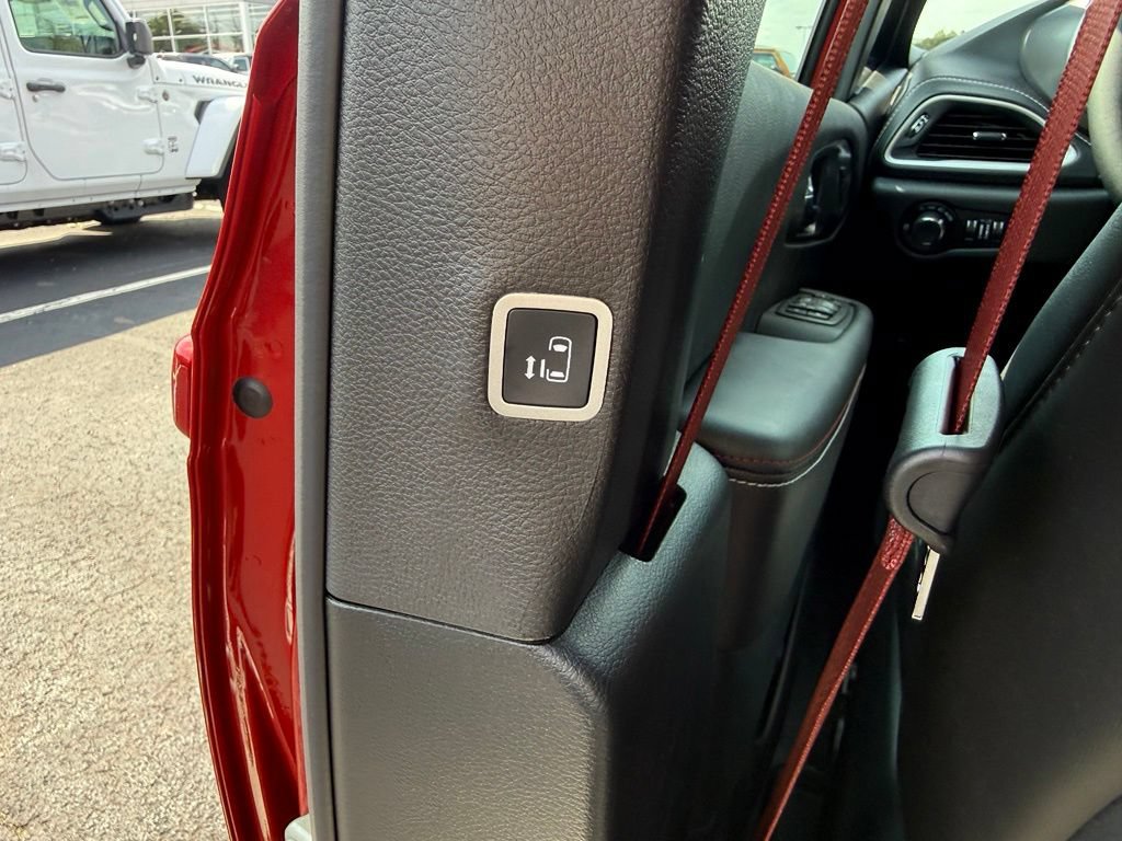 New 2027 Chrysler Pacifica Select FWD image 35