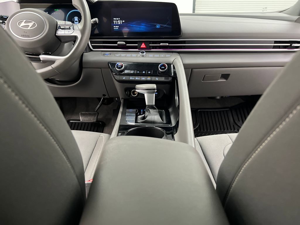Used 2025 Hyundai Elantra SEL image 35