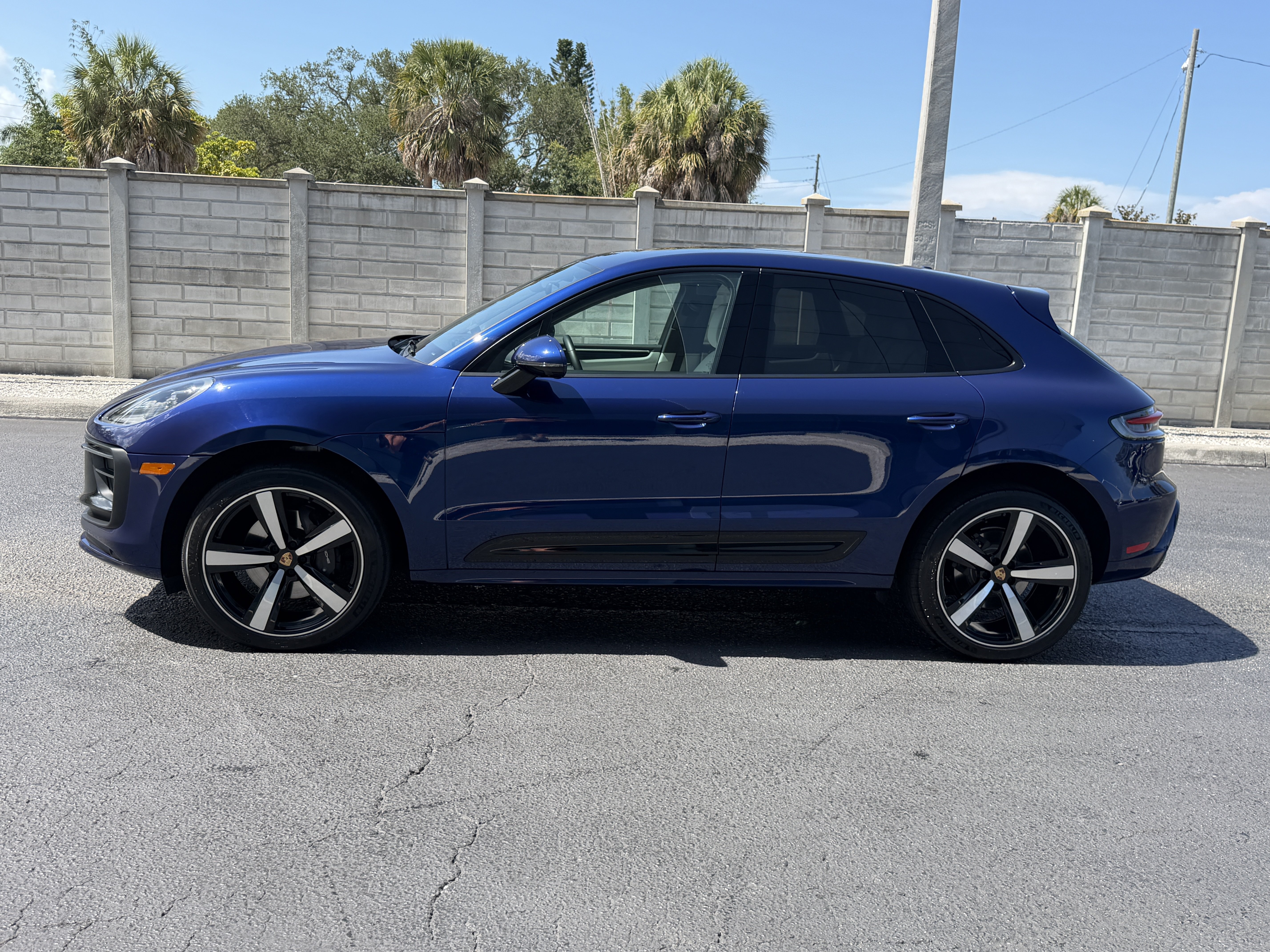 Certified 2023 Porsche Macan AWD/4WD image 2