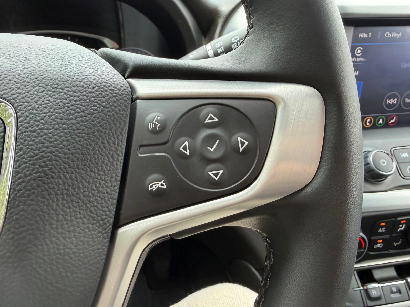 Used 2023 GMC Acadia SLT FWD image 33