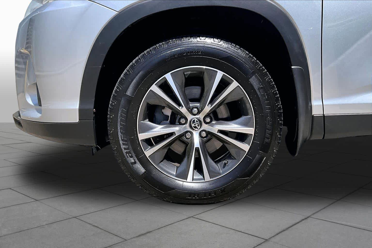 Used 2019 Toyota Highlander LE AWD/4WD image 11