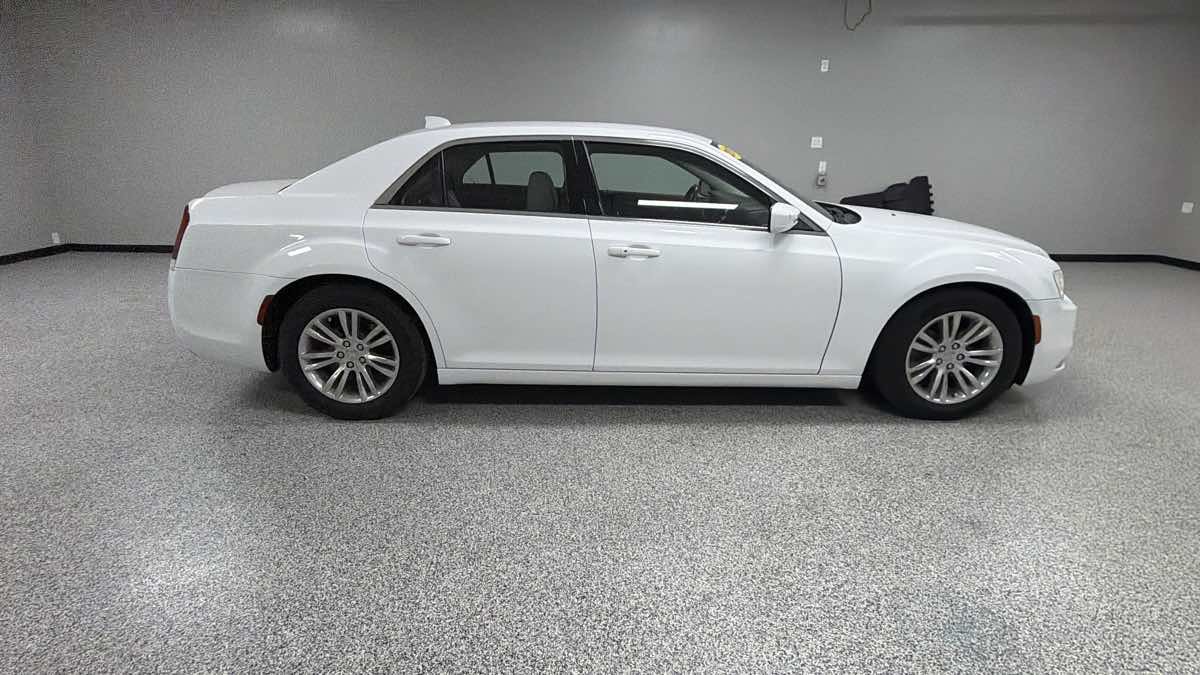 Used 2017 Chrysler 300 Limited RWD image 2