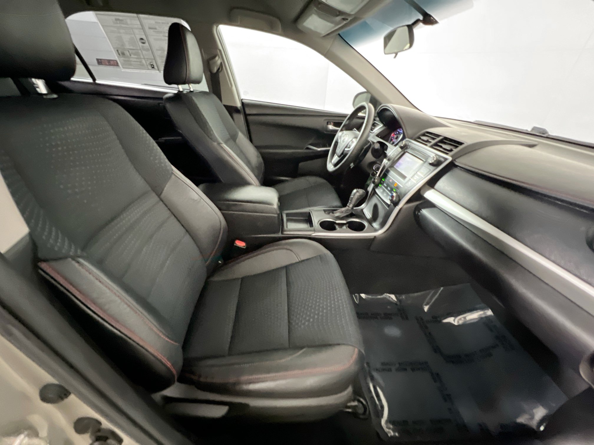 Used 2015 Toyota Camry SE FWD image 30