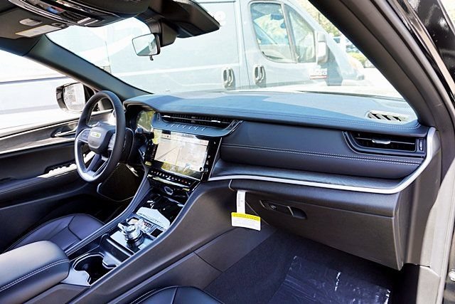 New 2026 Jeep Grand Cherokee Limited w/ Limited Altitude Package AWD/4WD image 11