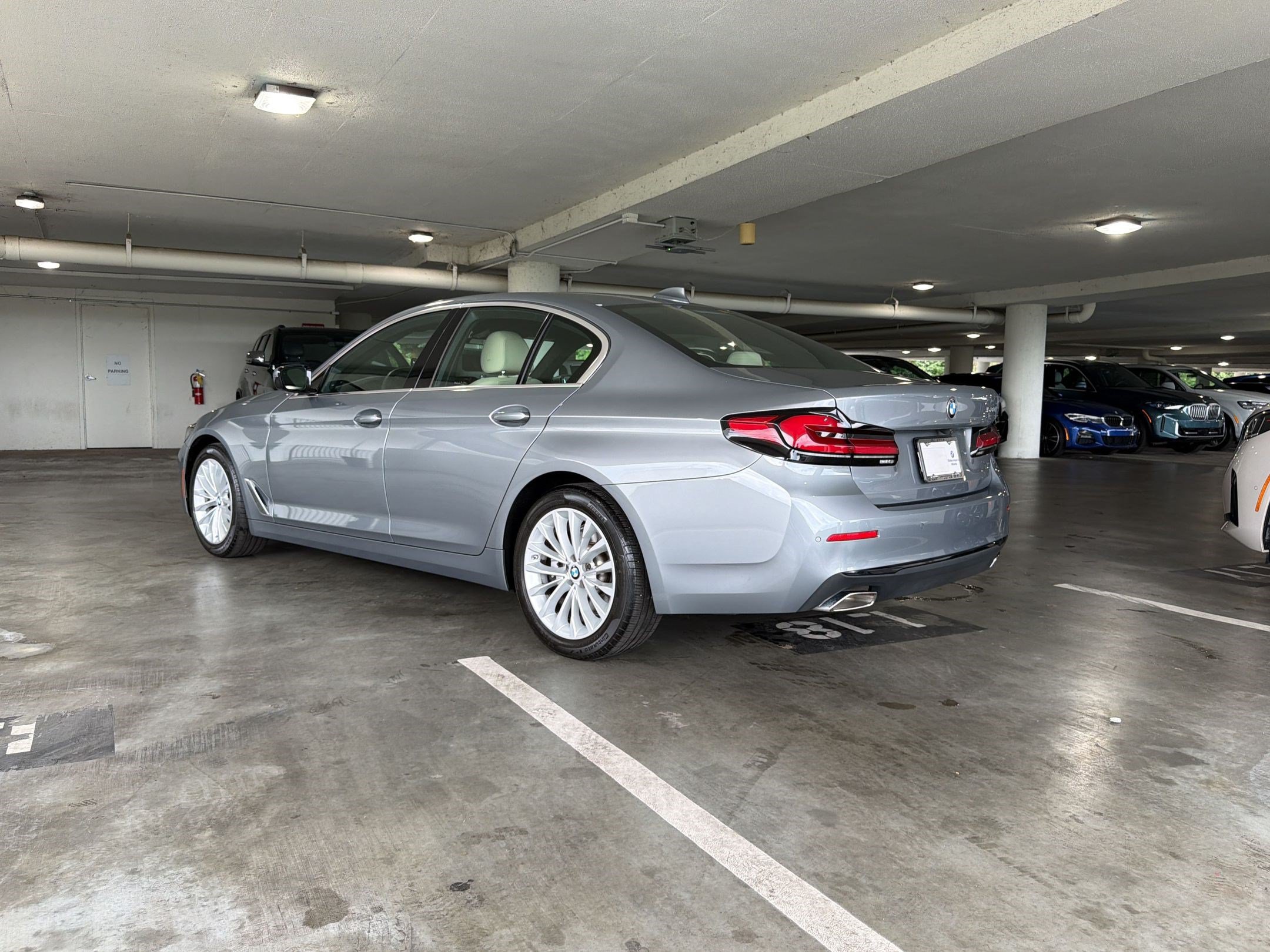 Used 2023 BMW 530i w/ Convenience Package RWD image 2