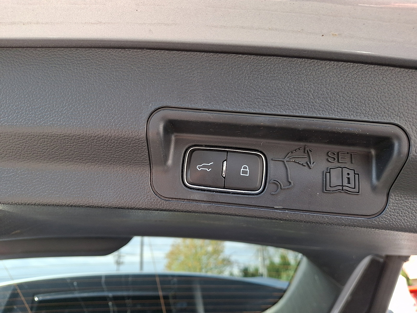 Used 2023 Ford Explorer XLT w/ Equipment Group 202A AWD/4WD image 31