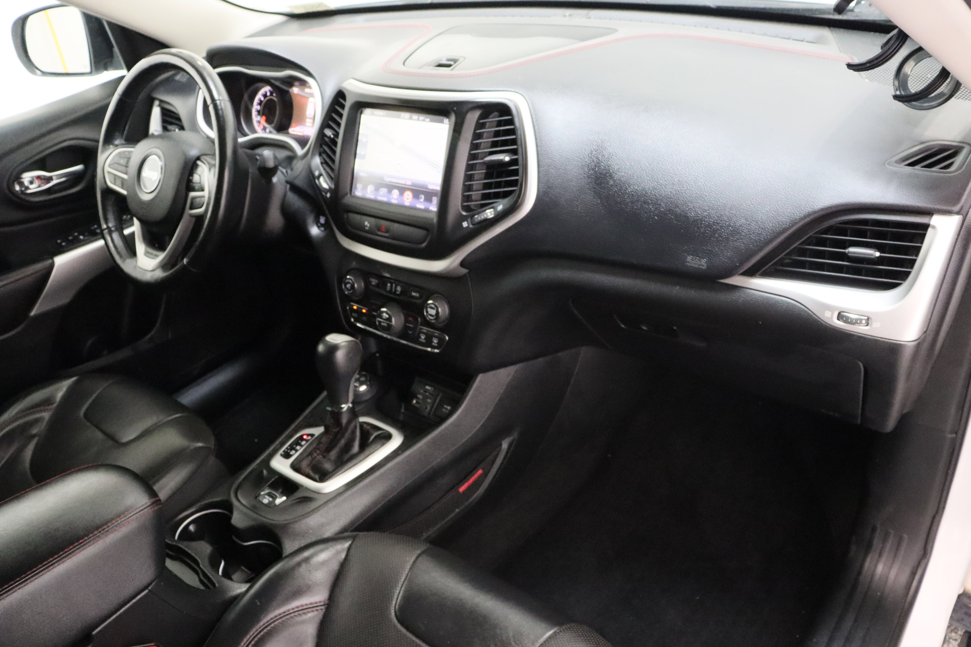 Used 2018 Jeep Cherokee Trailhawk w/ Quick Order Package 27L image 40