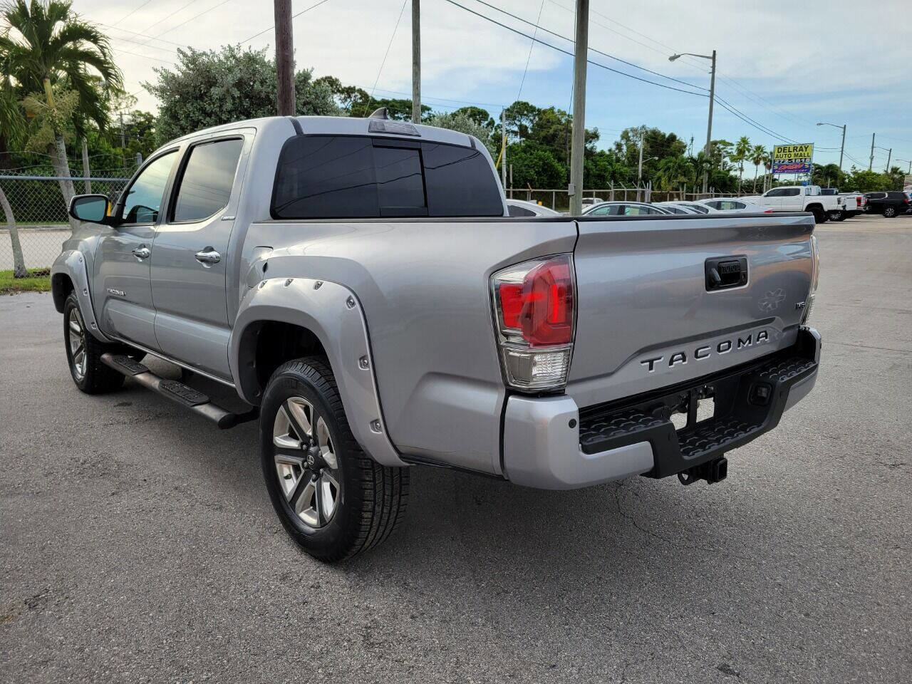 Used 2017 Toyota Tacoma Limited w/ Tow Package RWD image 5