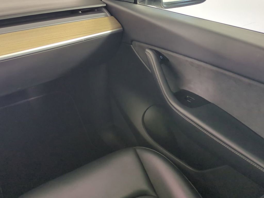 Used 2021 Tesla Model Y Long Range image 18