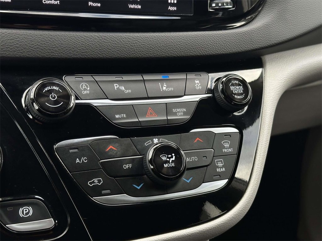 Used 2024 Chrysler Pacifica Touring-L image 5