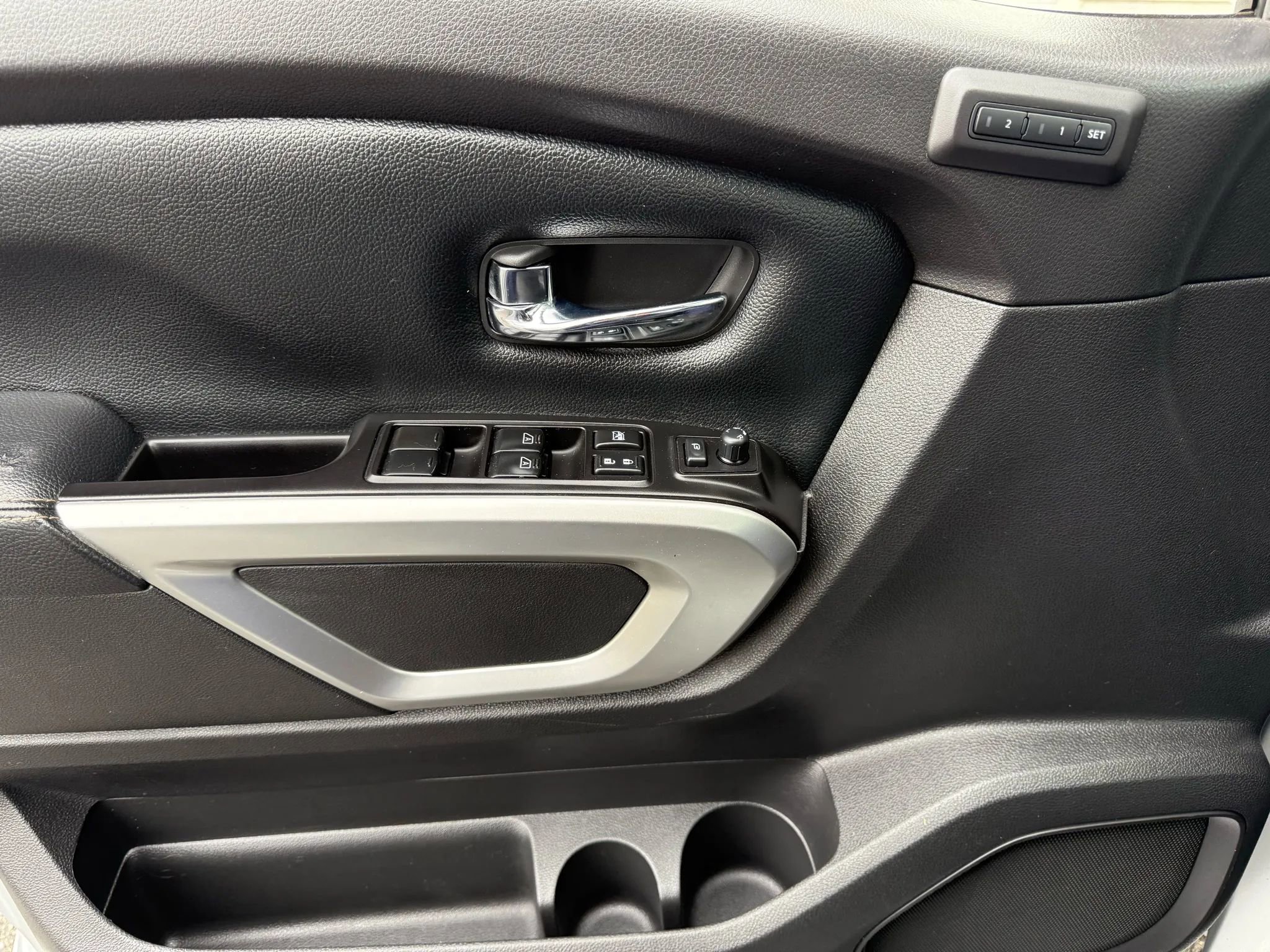 Used 2017 Nissan Titan SL image 38