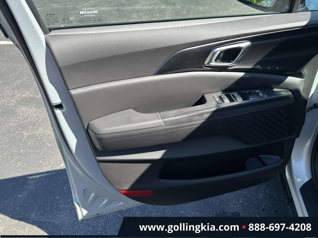 Certified 2026 Kia Carnival SX w/ SX Dark Edition Package FWD image 14