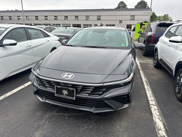 Used 2025 Hyundai Elantra Limited FWD image 3