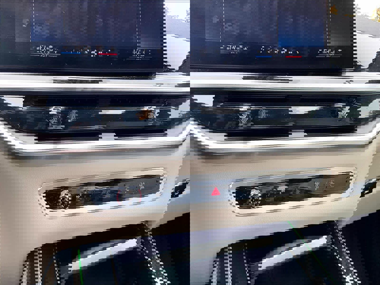 Used 2025 BMW X7 M60i image 34