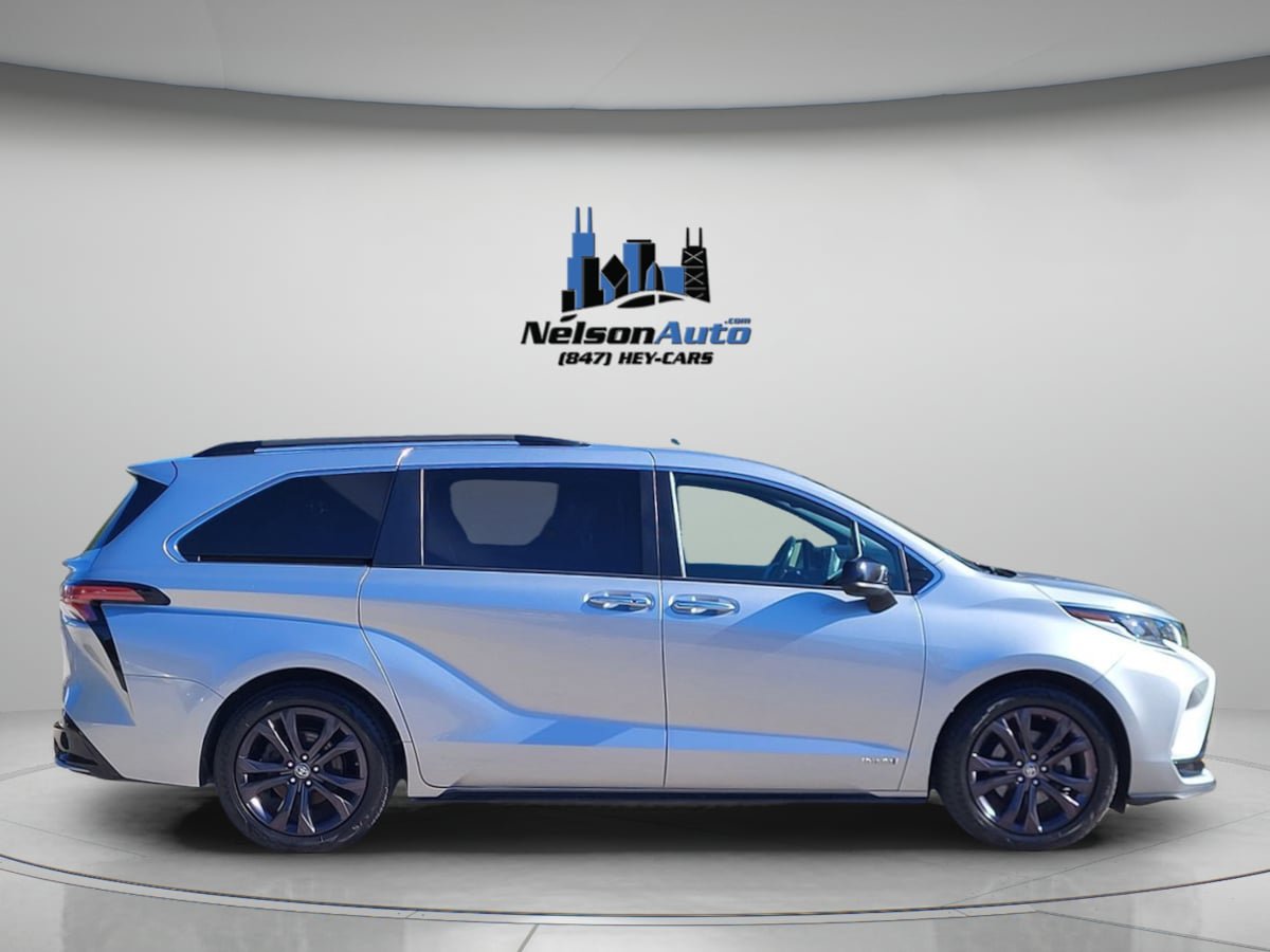 Used 2021 Toyota Sienna XSE w/ XSE Plus Package FWD image 3
