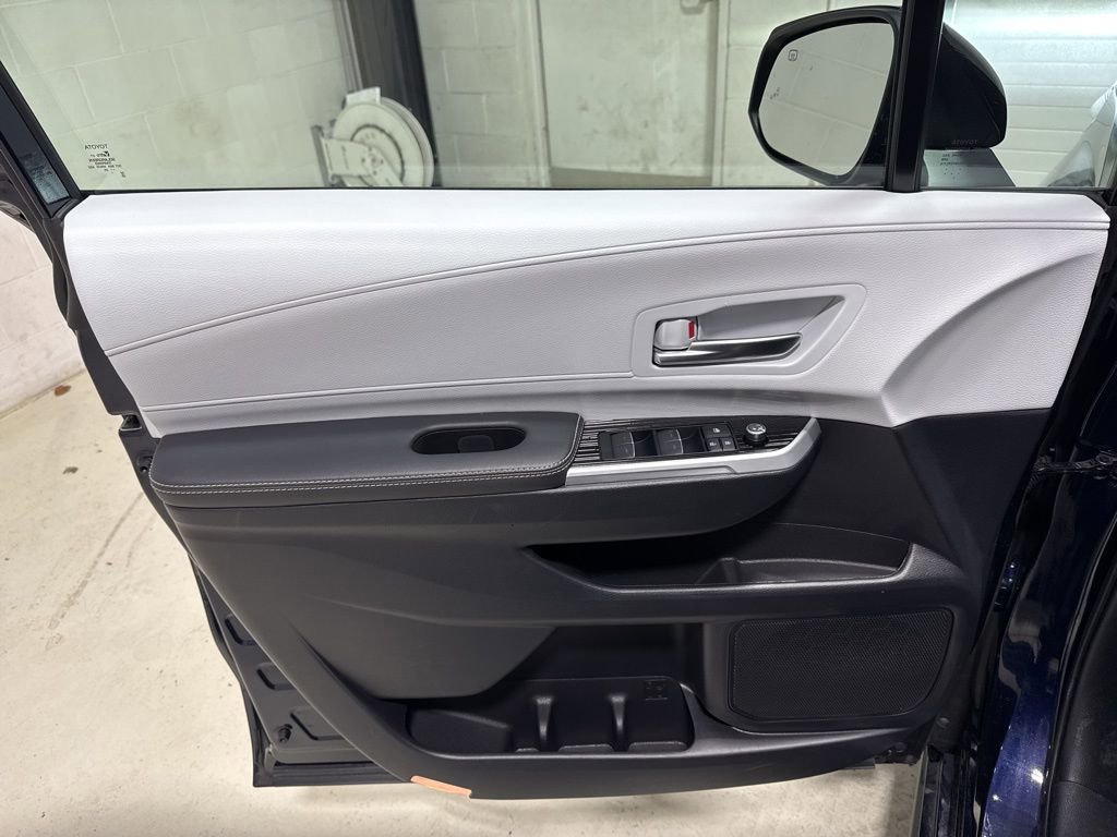 Used 2025 Toyota Sienna XSE image 17
