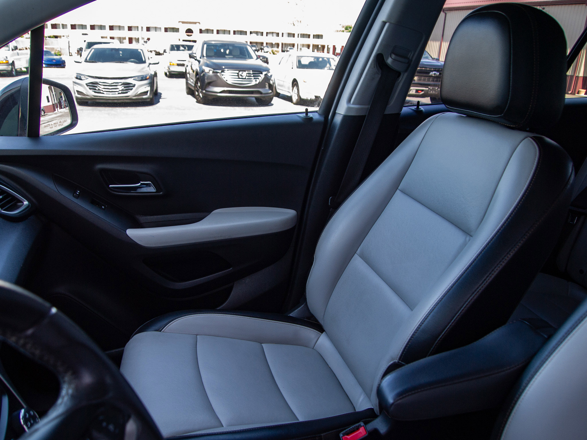 Used 2021 Chevrolet Trax LT w/ Premium Seat Package AWD/4WD image 14