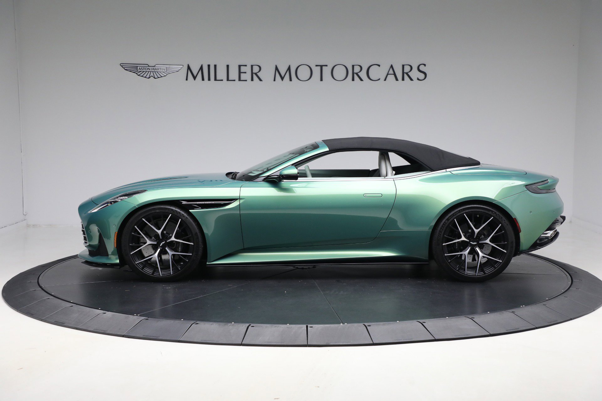 Used 2025 Aston Martin DB12 Convertible RWD image 15