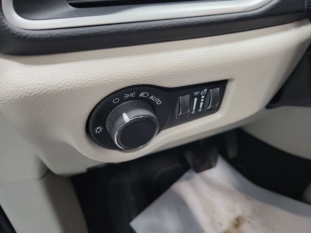 Used 2023 Chrysler Voyager LX FWD image 36