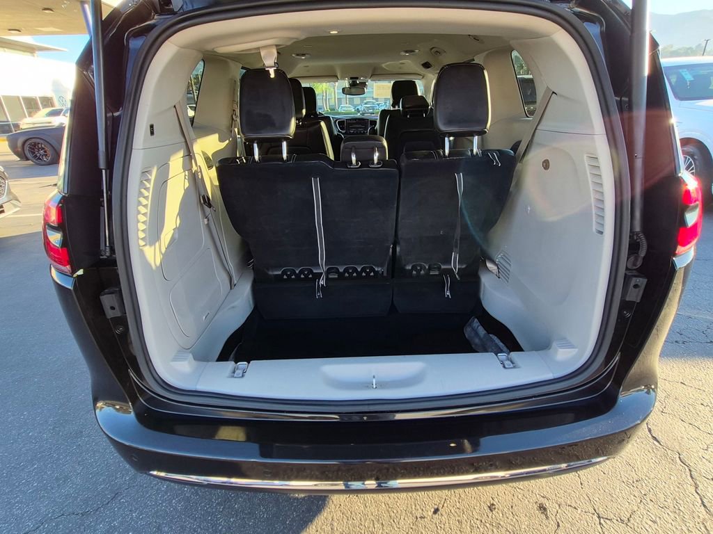 Used 2023 Chrysler Pacifica Touring-L image 23