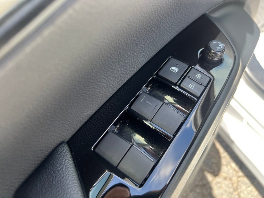 Used 2022 Toyota Prius AWD image 36