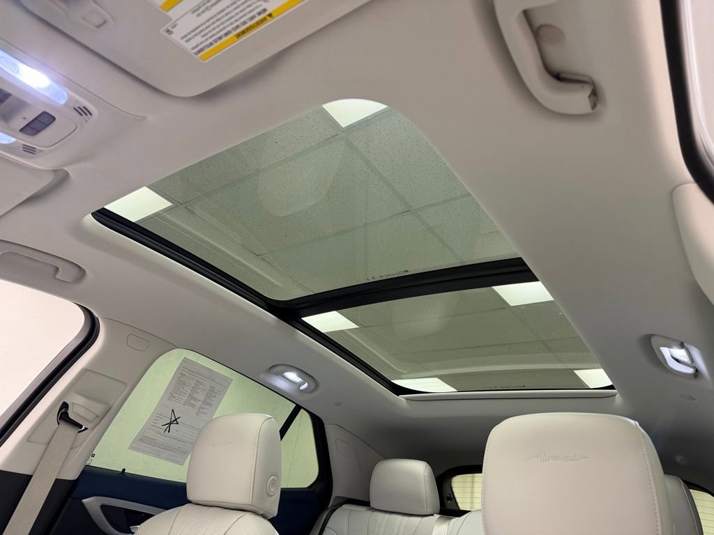 Used 2025 Buick Envision Avenir AWD/4WD image 22