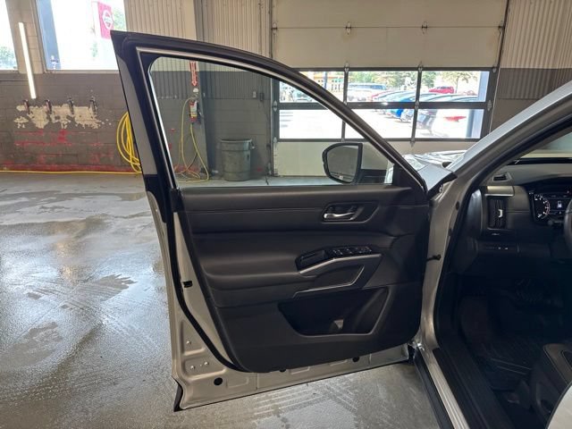 Certified 2024 Nissan Pathfinder SL w/ SL Premium Package AWD/4WD image 9