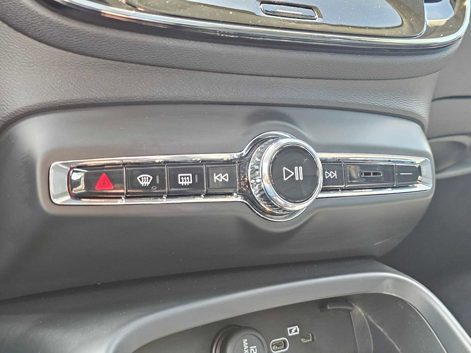 New 2025 Volvo XC40 B5 Ultra w/ Protection Package Premier image 22